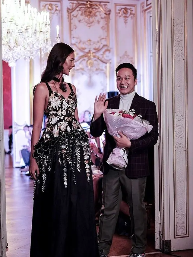 Champagne Gold Make Up Iringi Langkah Paula Verhoeven di Paris Fashion Show