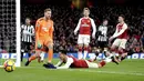 Pemain Arsenal, Alexis Sanchez jatuh saat gagal mencetak gol ke gawang Newcastle United pada lanjutan Premier League di Emirates Stadium, London, (16/12/2017). Arsenal menang 1-0.  (Joe Giddens/PA via AP)