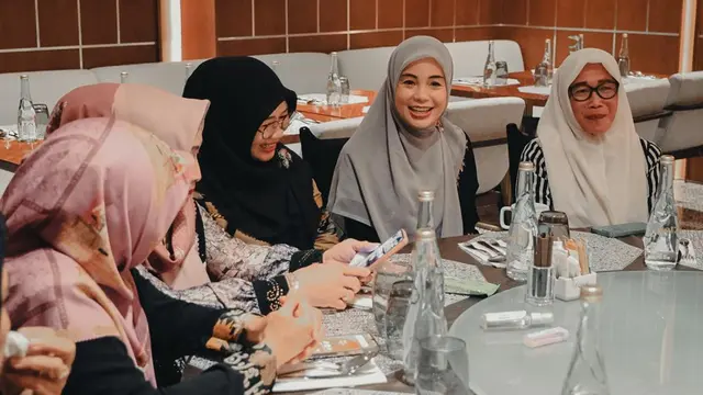 Istri dari Ganjar Pranowo, Siti Atikoh Supriyanti berdiskusi dengan Nyai dan Ning di Surabaya, Jawa Timur. (Istimewa)