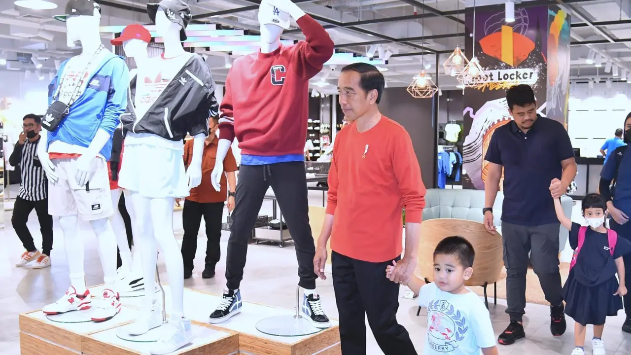 Presiden Joko Widodo atau Jokowi mengunjungi DeliPark Mall, Kota Medan, disela-sela kunjungan kerjanya ke Provinsi Sumatra Utara, Kamis 9 Februari 2023.