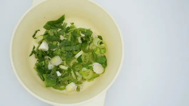 ilustrasi jenis dedaunan yang cocok digunakan untuk olahan masakan/AMA Studio/shutterstock