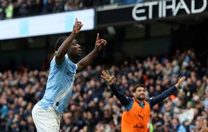 Gelandang Manchester City, Jeremy Doku (kiri), merayakan gol pembuka yang dicetaknya dalam pertandingan Liga Inggris antara Manchester City melawan Brentford di Stadion Etihad, Manchester, Inggris barat laut, pada 9 Mei 2026. (Darren Staples / AFP)