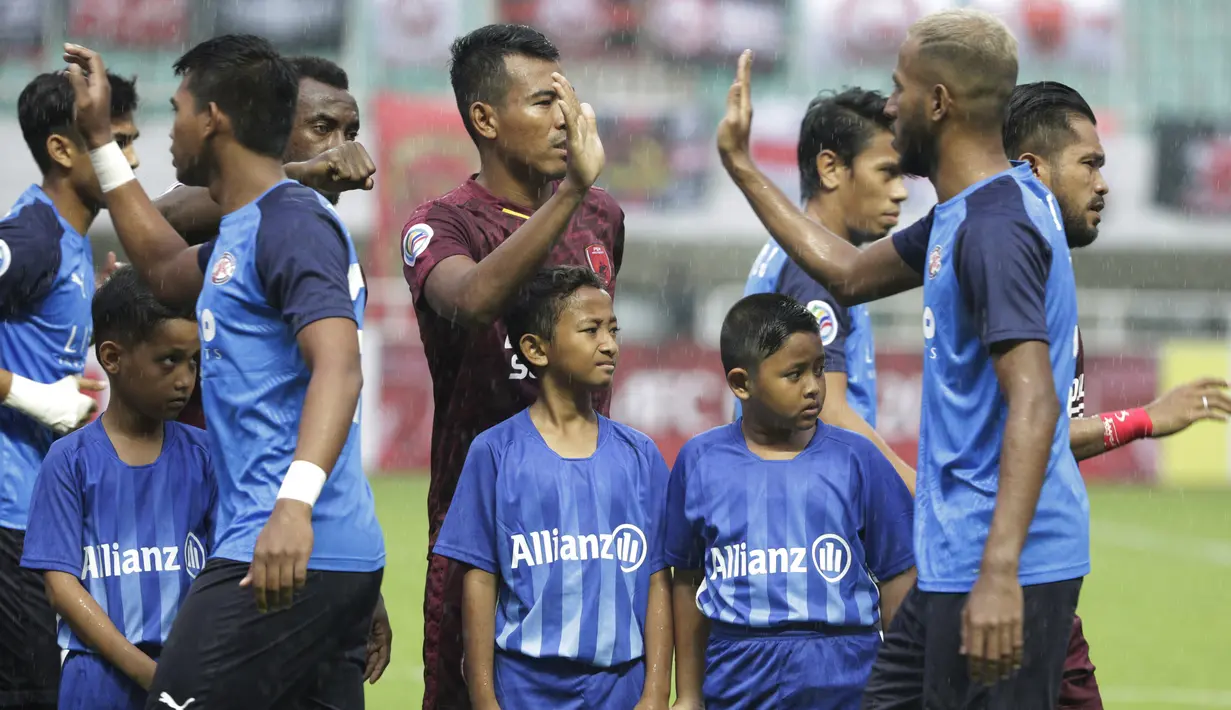 Sejumlah anak-anak dari suporter PSM Makassar menjadi pendamping saat laga Piala AFC melawan Home United di Stadion Pakansari, Bogor, Selasa (30/4). Kesempatan ini diberikan oleh Allianz sebagai salah satu sponsor. (Bola.com/Yoppy Renato)