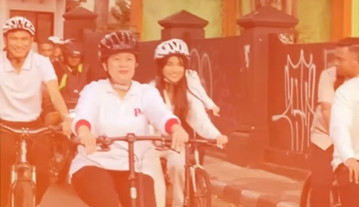 Ia turut beberapa aktivitas yang dilakukan oleh Puan, seperti bersepeda di jalanan kota Malang. [Foto: Instagram/fuji_an]