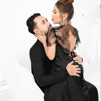 Lihat di sini tampilan Kiky Saputri kenakan black dress seksi di foto prewedding terbaru. @riomotret.