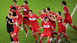 Turki - Pada gelaran Euro 2008, Turki tampil secara mengejutkan. Diprediksi tak lolos dalam penyisihan grup, mereka malah naik ke babak semi final setelah mengalahkan Kroasia. Namun langkah mereka dihentikan oleh Skuat Der Panzer setelah kekalahan dramatis di semifinal. (Foto: AFP/Mladen Antonov)