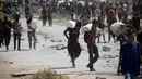 Penderitaan warga di Gaza tak kunjung usai. Di tengah pertempuran yang berlangsung sejak Oktober 2023 lalu, beragam krisis mulai menghantui kehidupan mereka akibat blokade bantuan oleh militer Israel sejak Maret 2025 lalu. (Eyad BABA/AFP)