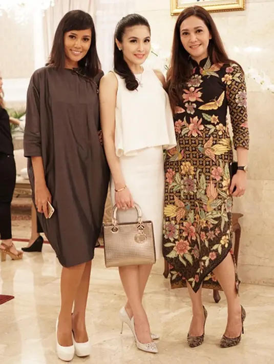 Ngobrol seru semalam begitulah inti keterangan foto yang diunggah oleh Sandra Dewi ke instagram pada Jumat, (2/9). Ketiga penyanyi cantik itu menyempatkan berpose di rumah dinas Gubernur DKI Jakarta. (Instagram/sandradewi88)