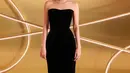 Jisoo memilih mengenakan bustier dress panjang bodycon warna hitam. Dress tersebut dari designer Alex Perry seharga Rp35 jutaan. [@sooyaaa__]