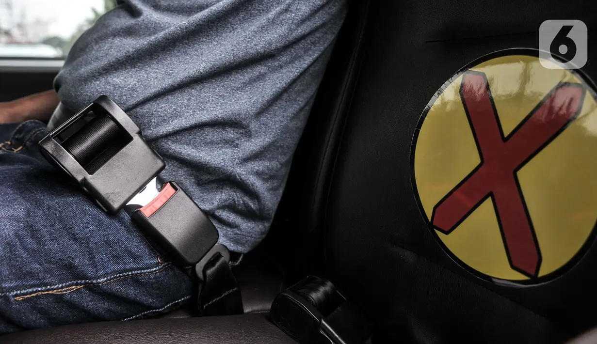 Penumpang memakai sabuk pengaman saat naik angkutan Jak Lingko All New Purwarupa Mikrotrans di Jakarta, Minggu (6/9/2020). Angkutan ini dilengkapi AC, sistem pintu geser otomatis, 4 CCTV, TV, sabuk pengaman untuk penumpang, alat pemadam, dan palu pemecah kaca darurat. (merdeka.com/Iqbal S. Nugroho)