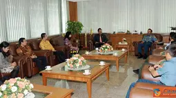 Citizen6, Cilangkap: Panglima TNI menerima kunjungan Rektor UI, di Mabes TNI Cilangkap, Jakarta Timur, Senin (4/4). (Pengirim: Badarudin Bakri Badar) 