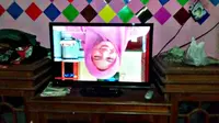 Akibat Salah Servis Televisi, Cara Nonton Keluarga Ini Enggak Banget