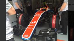 Rio Haryanto sudah bersiap di atas MRT05 untuk mengikuti latihan bebas pertama F1 GP China di Sirkuit Internasional Shanghai, China, Jumat (15/4/2016). (Bola.com/Twitter/Manorracing)
