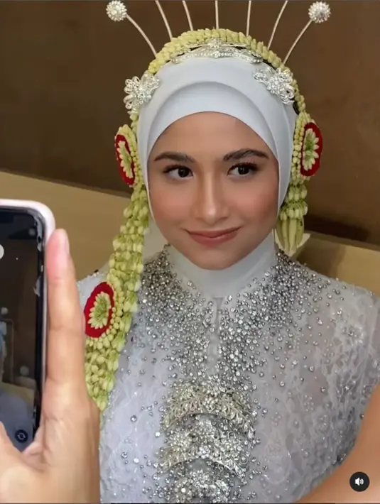 Kini muncul membawa kabar bahagia, bintang sinetron Diam Diam Suka ini membagikan momen pernikahannya. Faye tampak anggun memakai busana pengantin adat Jawa dengan hijab. Senyum bahagia pun terlihat dari wajahnya setelah melepas masa lajang. (Liputan6.com/IG/@fayenicolee_)