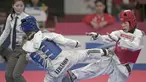 Atlet taekwondo Indonesia, Mariska Halinda, saat melawan wakil Lebanon, Laetitia Aoun, pada babak perdelapan final Asian Games di JCC, Jakarta, Senin (20/8/2018). Mariska Halinda kalah poin 22-23 dari Laetitia Aoun. (Bola.com/Peksi Cahyo)