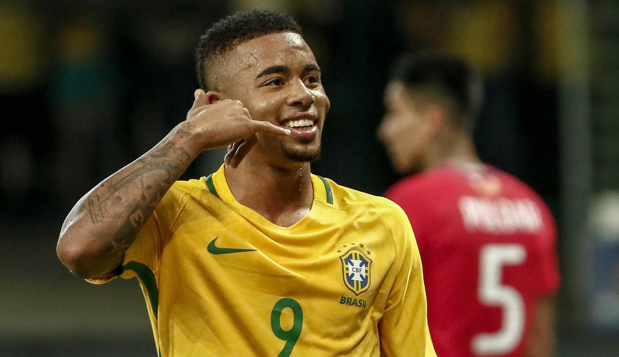 Striker Brasil, Gabriel Jesus, merayakan gol yang dicetaknya ke gawang Cile pada laga kualifikasi Piala Dunia 2018 di Stadion Allianz Parque, Sao Paulo, Selasa (10/10/2017). Brasil menang 3-0 atas Cile. (AFP/Miguel Schincariol)