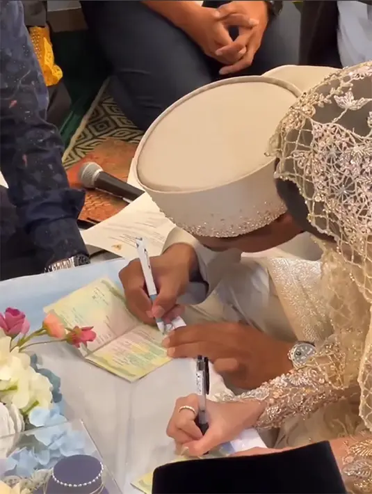 "Alhamdulillah Acara akad nikah berlangsung dengan khidmat dan sederhana."  tutup Anggota DPR dari Partai Gerindra ini. [Instagram/andre_rosiade/bravecation]