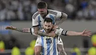 Striker Timnas Argentina, Lionel Messi (depan), merayakan gol bersama  Rodrigo De Paul  setelah membobol gawang Panama pada laga uji coba di Stadion Monumental, Buenos Aires, Jumat (24/3/2023) pagi WIB. (AFP/Juan Mabromata)