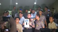 Polisi menangkap penayang videotron mesum di Jaksel (Nafiysul Qodar/Liputan6.com)