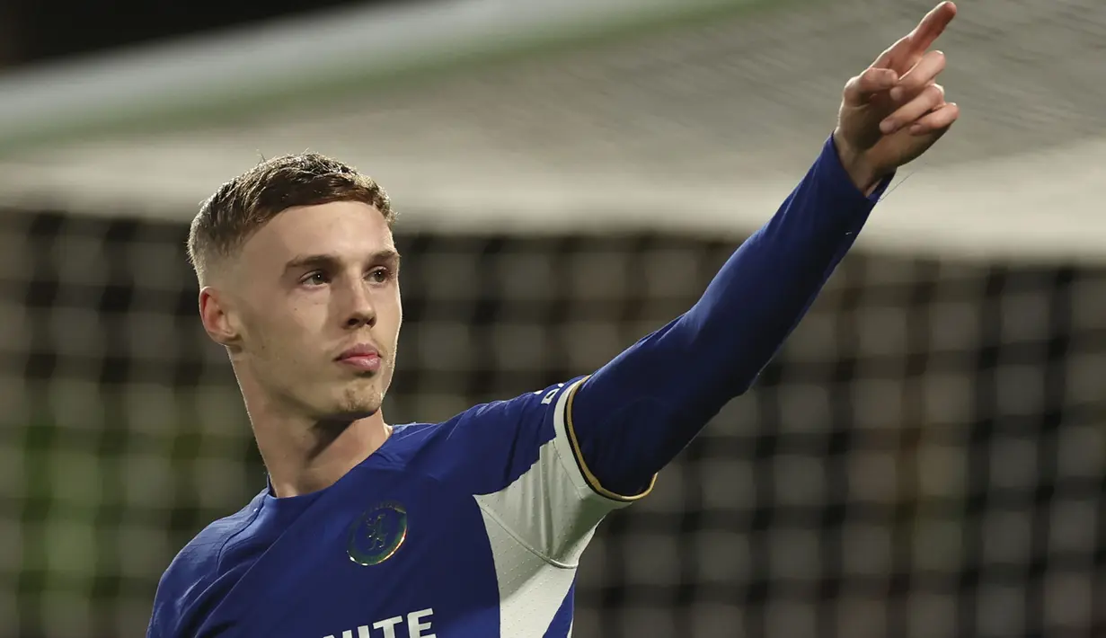 Gelandang Chelsea asal Inggris, Cole Palmer juga telah mengoleksi 20 gol sejauh ini dari total 27 laga bersama The Blues. Teranyar, ia sukses mencetak 4 gol pada pekan ke-33 (15/4/2024) saat Chelsea menghancurkan Everton enam gol tanpa balas. (AP Photo/Ian Walton)