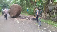 Sepeda motor Babinsa di Kebumen hancur usai tertimpa batu sebesar gajah. (Foto: Humas Polres Kebumen/Liputan6.com)