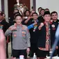 Kapolrestabes Surabaya Kombes Pol Akhmad Yusep Gunawan didaulat menjadi Ketua Pembina Ikatan Pencak Silat Indonesia (IPSI) Surabaya. (Dian Kurniawan/Liputan6.com)