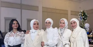 Tiwi tampil dengan atasan transparan motif bunga putih dipadukan rok panjang hitam. Tika mengenakan kerudung putih senada dengan blazernya dipadukan rok pink. Adelia Pasha mengenakan kerudung putih bercorak dipadukan blazer tweed dan celana denim sambil membawa tas Gucci. [@adeliapasha]