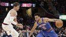 Pebasket New York Knicks, Courtney Lee, berusaha melewati pebasket Cleveland Cavaliers, Kyle Korver, pada laga NBA di Quicken Loans Arena, Cleveland, Minggu (29/10/2017). Cleveland Cavaliers kalah 114-95 dari New York Knicks. (AP/Tony Dejak)
