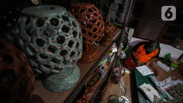 Pengolahan Limbah Kertas Menjadi Aneka Kerajinan