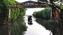 Perahu wisatawan melewati hutan mangrove di Sungai Rindu, Desa Hurip Jaya, Babelan, Bekasi, Jumat (7/6/2019). Berkeliling naik perahu melewati kawasan hutan mangrove di Sungai Rindu ini menjadi daya tarik para wisatawan lokal. (merdeka.com/Arie Basuki)