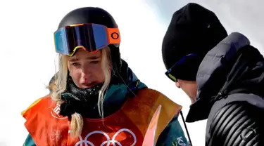 Atlet Snowboarding dari Australia, Emily Arthur mendapat perawatan setelah terjatuh dalam pertandingan semifinal halfpipe putri pada Olimpiade Musim Dingin 2018 di Pyeongchang, Korea Selatan, (13/2). (AP Photo / Gregory Bull)