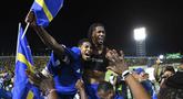 Pemain dan suporter Timnas Curacao merayakan hasil imbang melawan Jamaika pada Grup B Kualifikasi Piala Dunia 2026 zona CONCACAF di Independence Park Stadium, Jamaika pada 18 November 2025. Timnas Curacao memastikan tempat di Piala Dunia 2026. (Ricardo MAKYN/AFP)