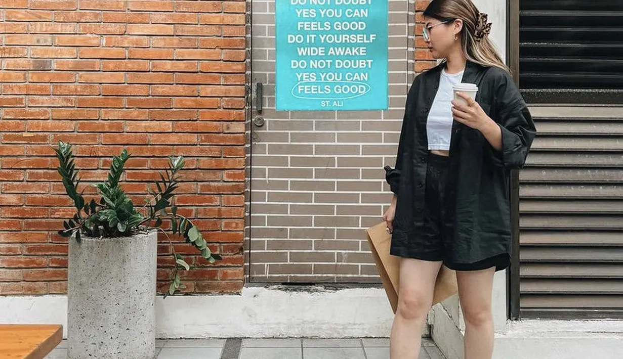 Mitzi merupakan mantan atlet bulu tangkis yang kini sedang berkuliah di Australia. Ia tampil dengan two piece warna hitam dari kemeja oversize dan short pants, dipadukan inner crop top putih.(@mitziabigail)