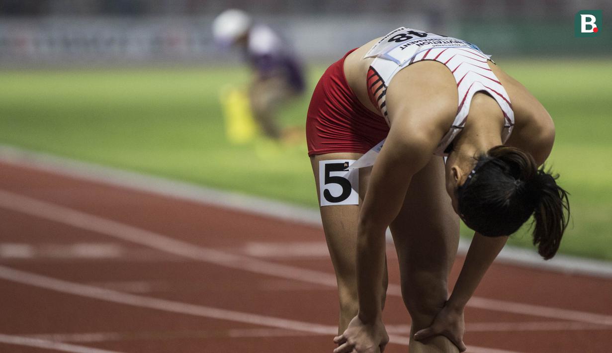 Pelari Indonesia, Ulfa Silviana, usai tampil pada Invitation Tournament Asian Games 2018 cabang atletik nomor 200 m di SUGBK, Jakarta, Selasa (13/2/2018). Meski kalah dirinya memecahkan rekor pribadi dengan 24,86 detik. (Bola.com/Vitalis Yogi Trisna)