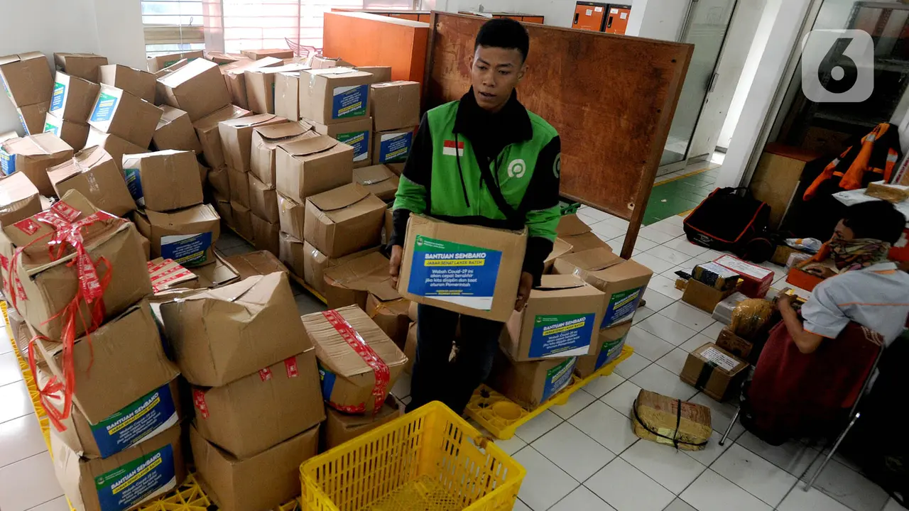 FOTO: Pemprov Jabar Salurkan Bantuan untuk Warga Terdampak COVID-19