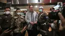 Mantan Menteri Perdagangan Muhammad Lutfi (tengah) usai menjalani pemeriksaan di Gedung Bundar, Kejagung, Jakarta, Rabu (22/6/2022). Muhammad Lutfi menjalani pemeriksaan selama 12 jam sebagai saksi terkait kasus fasilitas pemberian izin ekspor crude palm oil (CPO) dan turunannya, termasuk minyak goreng, periode 2021-2022. (Liputan6.com/Faizal Fanani)