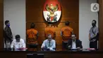 Juru Bicara KPK Ali Fikri (kanan) menyampaikan keterangan terkait penahanan mantan pimpinan DPRD Jambi di Gedung KPK, Jakarta, Selasa (23/6/2020). KPK menahan Cornelis Buston, AR Syahbandar, dan Chumaidi Zaidi terkait dugaan suap pengesahan RAPBD Provinsi Jambi Tahun 2018. (merdeka.com/Dwi Narwoko)
