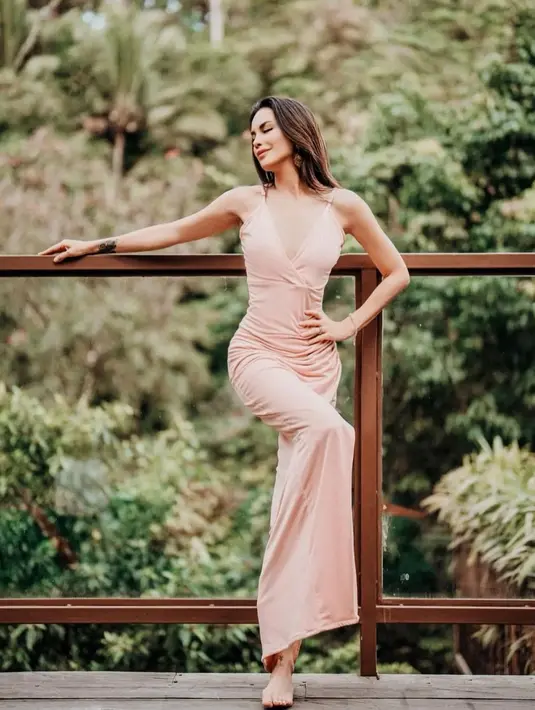 Bukan tanpa usaha, Sophia Latjuba seringkali membagikan rutinitasnya sehari-hari. Olahraga termasuk di dalamnya, ia tampak rajin yoga dan menjalani gaya hidup sehat. [Foto: Instagram/sophia_latjuba88]