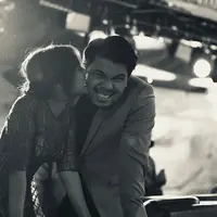 Fuji saat mengigit pipi Thariq Halilintar saat di sebuah acara. Pasangan yang kerap bikin baper ini mengumumkan hubungan keduanya putus melalui akun media sosial. Usai berpacaran satu tahun, mereka memilih untuk mengakhiri hubungan. (Instagram/fuji_an)