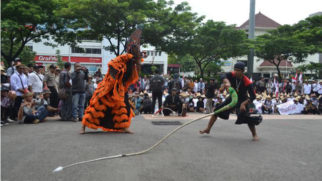 Ultraman Vs Reog di Sengketa Pabrik Semen Rembang 