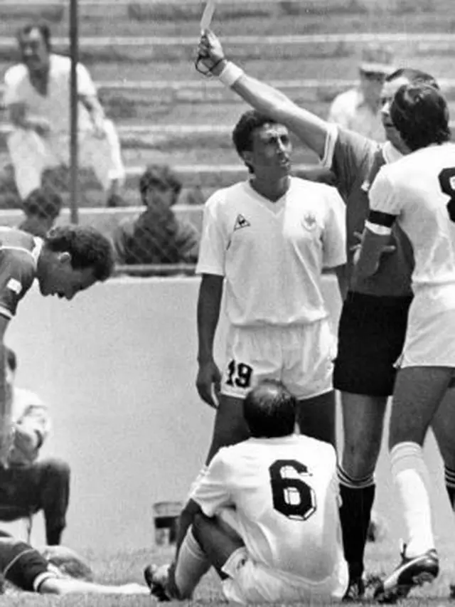 Pemain Uruguay (Jose Batista) mendapatkan kartu merah (AFP)