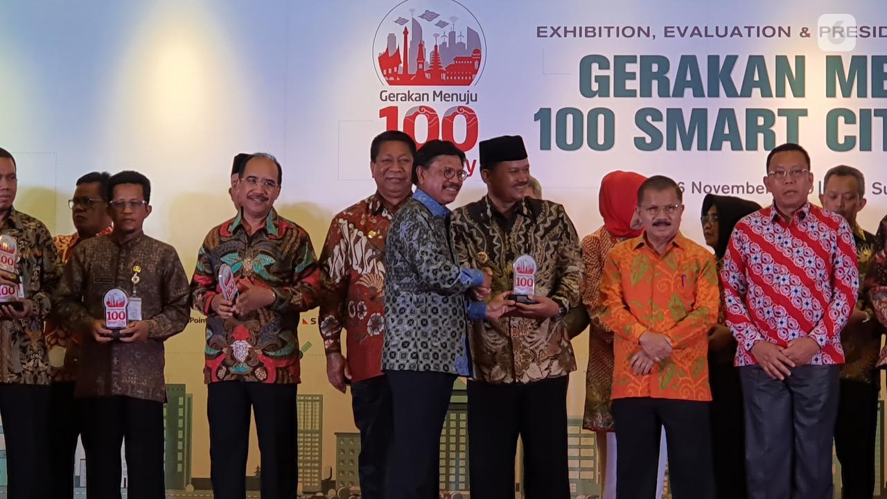 Menkominfo Johnny G. Plate berfoto bersama Wali Kota dan Kabupaten yang menerapkan konsep smart city di seluruh Indonesia dalam acara Gerakan Menuju 100 Smart City di Jakarta, Rabu (6/11/2019). (Liputan6.com/ Agustin Setyo W).