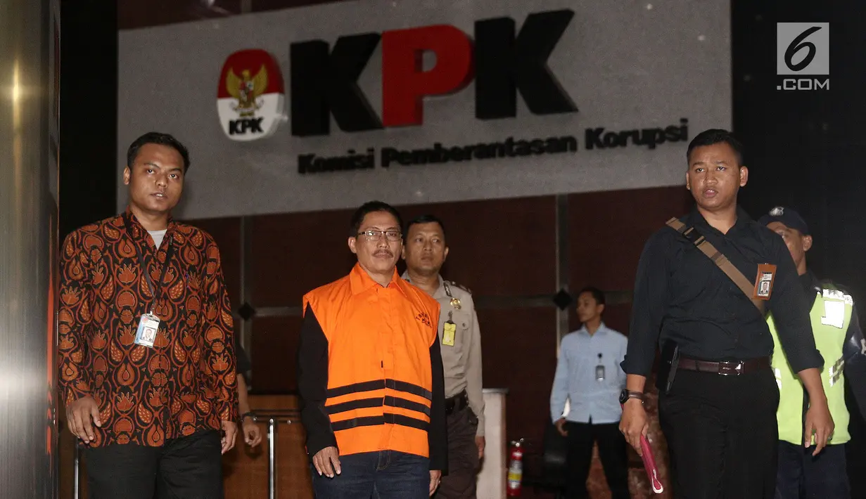 Tersangka Bupati Cirebon, Sunjaya Purwadi Sastra kenakan rompi tahanan usai menjalani pemeriksaan di Gedung KPK, Jakarta, Jumat (26/10). Sunjaya ditahan KPK terkait mutasi jabatan, proyek, perizinan dan gratifikasi. (Liputan6.com/Herman Zakharia)