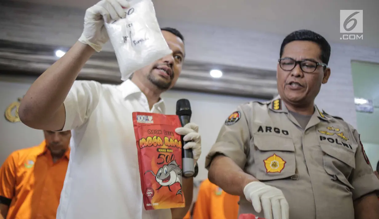 Kasubdit I Ditresnarkoba PMJ, AKBP Calvijn Simanjuntak dan Kabid Humas PMJ Kombes Argo Yuwono saat rilis pengungkapan kasus narkotika jenis sabu dalam kemasan abon lele di Dit Resnarkoba Polda Metro Jaya, Jakarta, Rabu (13/3). (Liputan6.com/Faizal Fanani)