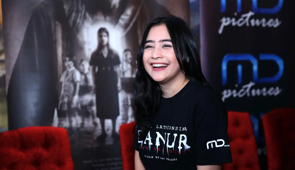 "Enggak menyangka sama sekali karena saya tipe pemain yang bukan targetkan penonton. Bagi saya yang penting kualitas performa di film itu," ucap Prilly saat jumpa pers penyerahan rekor MURI di kantor MD Pictures, Kamis (6/4). (Nurwahyunan/Bintang.com)