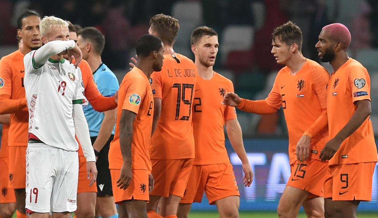 Para pemain Belanda merayakan kemenangan atas Belarusia pada laga Kualifikasi Piala Eropa 2020 di Minsk, Minggu (13/10). Belarusia kalah 1-2 dari Belanda. (AFP/Sergei Gapon)