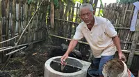Warga Banyuwangi memanfaatkan kotoran sapi dan kambing untuk membuat biogas di tengah langkanya gas 3 kilogram. (Hermawan/Liputan6.com)
