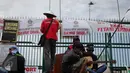 Puluhan petani yang tergabung dalam Asosiasi Petani Tembakau Indonesia (APTI) menggelar unjuk rasa di depan Gedung DPR, Jakarta, Rabu (16/11). Dalam aksinya mereka meminta segera pengesahan RUU Pertembakauan. (Liputan6.com/Faizal Fanani)