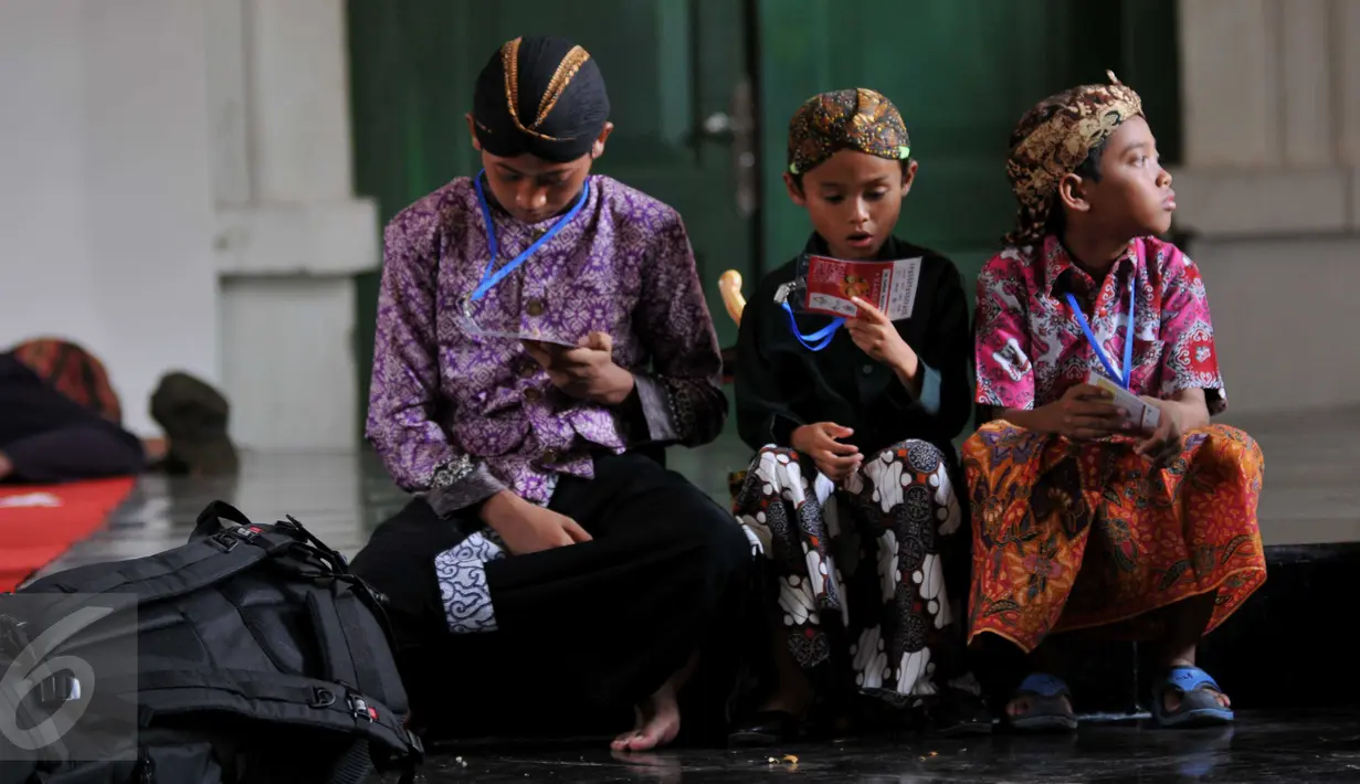 Para peserta saat menunggu untuk tampil dalam festival Dalang Bocah di Kawasan Kota Tua, Jakarta (20/11).  Festival akan berlangsung dari 20-22 November 2015. (Liputan6.com/Gempur M Surya)