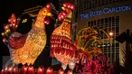 Lampion berbentuk ayam di kawasan Sudirman Central Business District (SCBD), Jakarta, Kamis (26/1). Pemasangan lampion ini dalam rangka menyambut perayaan Imlek 2017. (Liputan6.com/Gempur M Surya)